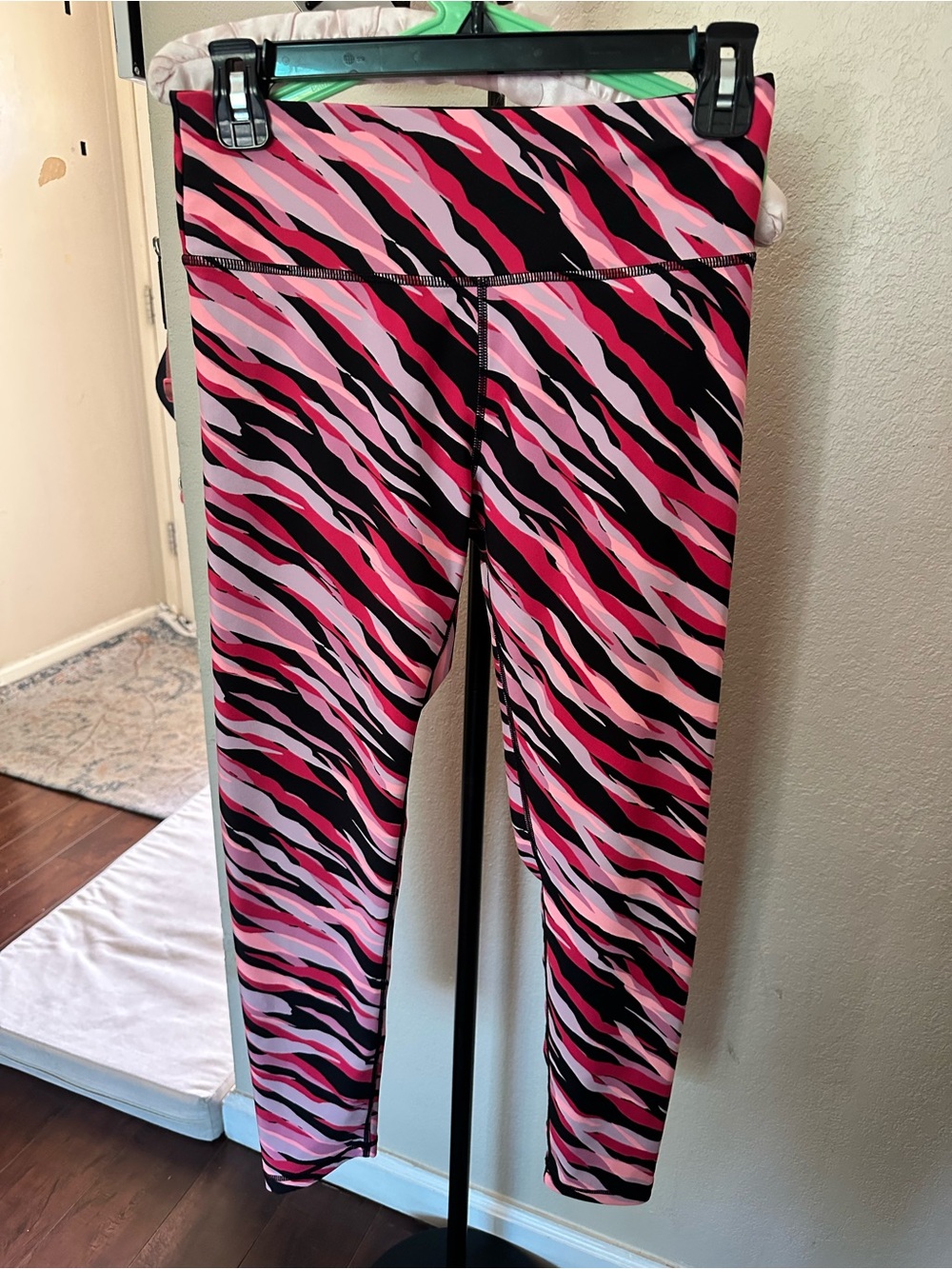 DKNYC Pink & Black Zebra-Print Leggings